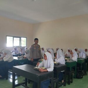 BHABINKAMTIBMAS DESA AIK BUKAQ LAKUKAN PENDAMPINGAN PENDISTRIBUSIAN MAKANAN BERGIZI GRATIS (MBG)