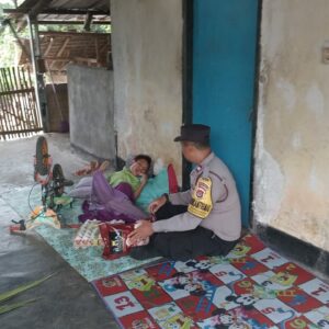 BHABINKAMTIBMAS DESA PRINGGARATA SALURKAN BANTUAN JUMAT BERKAH KEPADA WARGA DISABILITAS