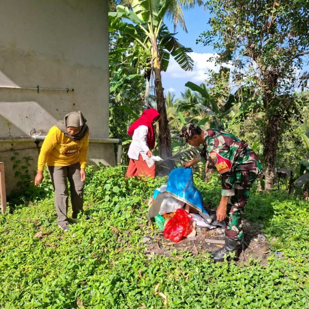 Babinsa Langko – Narmada Ajak Warga Longserang Jaga Kesehatan Lingkungan