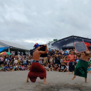 TNI dan Warga Sesela Hidupkan Tradisi Peresean