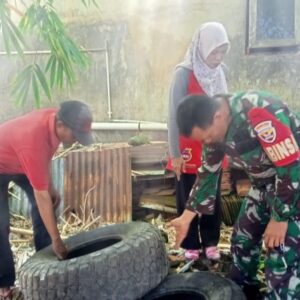Babinsa dan Warga Dasan Agung Gencarkan PSN Cegah DBD