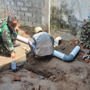 Sinergi TNI dan Warga Ampenan Tengah Wujudkan Lingkungan Bersih