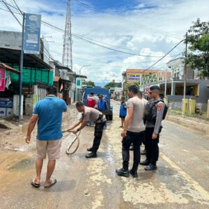 Sat Samapta Polres Bima Kota Bantu Bersihkan Jalan Pascabencana Banjir di Kelurahan Paruga