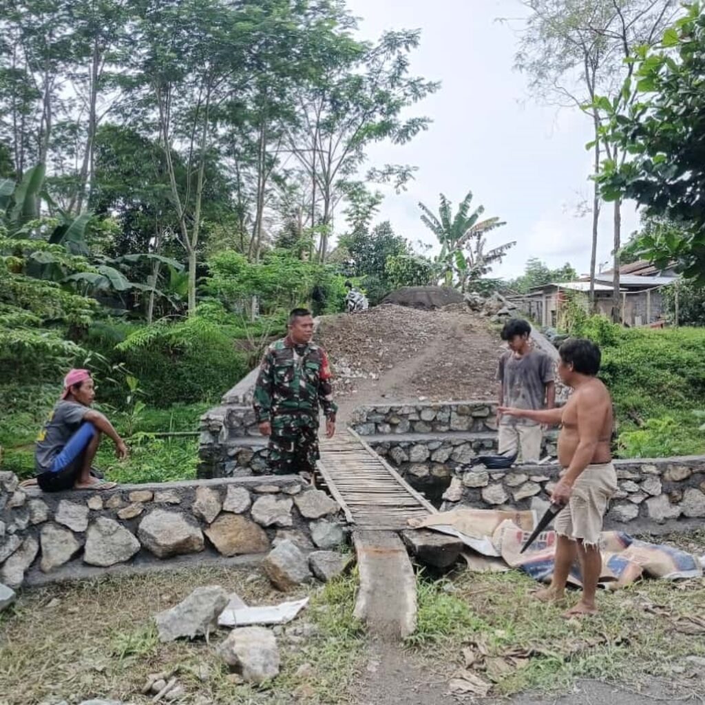 Akses Petani Makin Mudah, Babinsa Awasi Pembangunan Jalan Usaha Tani