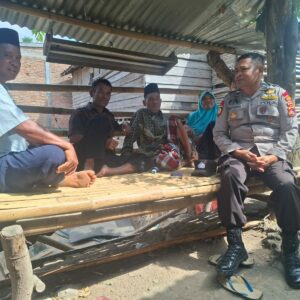 Laksanakan Jum’at Curhat, Kanit Binmas Polsek Wawo Ajak Warga Jaga Kamtibmas