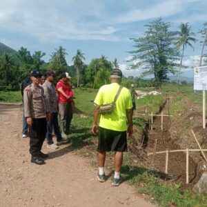 BHABINKAMTIBMAS DESA DOREBARA TINJAU PEMBUATAN SALURAN IRIGASI UNTUK DUKUNG KETAHANAN PANGAN