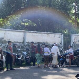 Polsek Sumbawa Kawal Perayaan Hari Raya Galungan di Pura Dalem Ganda Sari