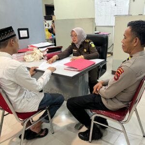 Penyidik Satuan Reserse Narkoba Polres Dompu resmi menyerahkan tersangka narkotika berinisial MZ beserta barang bukti kepada Jaksa Penuntut Umum (JPU) Kejaksaan Negeri Dompu dalam proses pelimpahan Tahap II