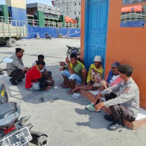 Personel Polsek Kawasan Pelabuhan Laut Bima Gelar Patroli Rutin dan Himbauan Kamtibmas di Area Pelabuhan