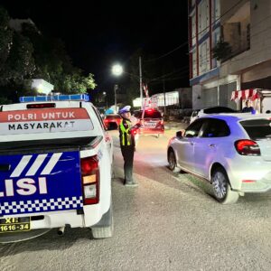 Blue Light Patroli dan Strong Point Malam, Sat Lantas Polres Dompu Jaga Kamseltibcar Lantas