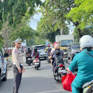 Gencarkan Edukasi Keselamatan Berlalu Lintas, Satgas Preemtif Ops Zebra Rinjani 2025 Sasar Sekolah, Pasar, dan Radio