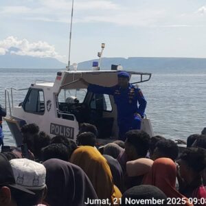 Sat Polairud Polres Bima Kota Evakuasi Mayat Korban Banjir yang Ditemukan di Perairan Teluk Bima