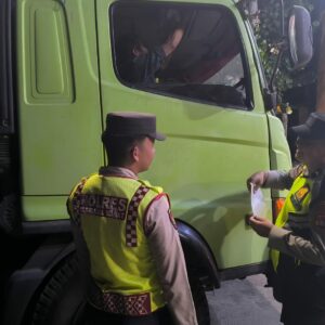 Personel Polsek KPL Poto Tano Melaksanakan pemeriksaan kendaraan yang keluar masuk pelabuhan