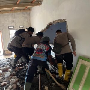 Satbrimob Polda Jawa Timur Perkuat Operasi Kemanusiaan Pasca Erupsi Semeru