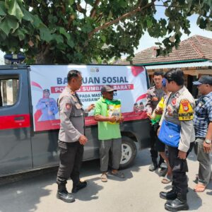 Polres Sumbawa Barat Salurkan Bansos di Desa Tuananga, Kapolres Ingatkan Pentingnya Kepedulian Sosial