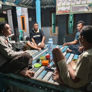 Personel Polsek Brang Rea Sambangi Pos Ronda di Desa Seminar Salit, Sampaikan Imbauan Kamtibmas