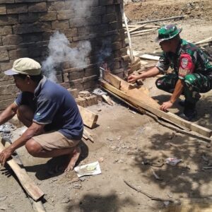 Humanis, Babinsa Lembar Bantu Warga Bakar Bata Merah