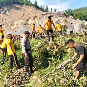 Polsek Rasanae Barat Polres Bima Kota Gelar Gotong Royong Bersama Dukung Program Pemerintah Kota Bima