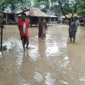 Polsek Prabar Polres Loteng Tinjau Tiga Dusun Tergenang Akibat Curah Hujan Tinggi di Selong Belanak