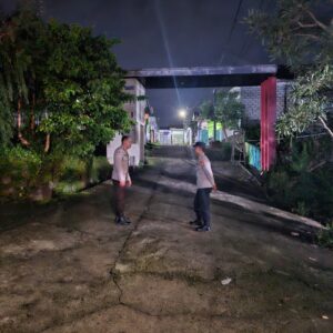 Patroli Pemukiman, Polres Lombok Tengah Pastikan Masyarakat Aman pada Malam Hari