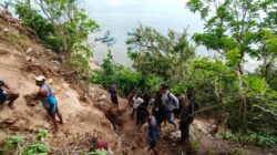 Polres Loteng Bersama Pemdes Kuta Tutup Lokasi Tambang Emas Ilegal di Pantai Mosrak. ‎