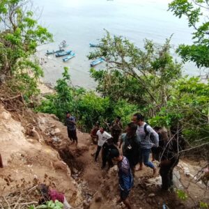 Polres Loteng Bersama Pemdes Kuta Tutup Lokasi Tambang Emas Ilegal di Pantai Mosrak. ‎