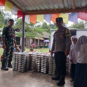 Bhabinkamtibmas Desa Aik Bukaq Polsek BKU Lakukan Pendampingan Pendistribusian MBG.