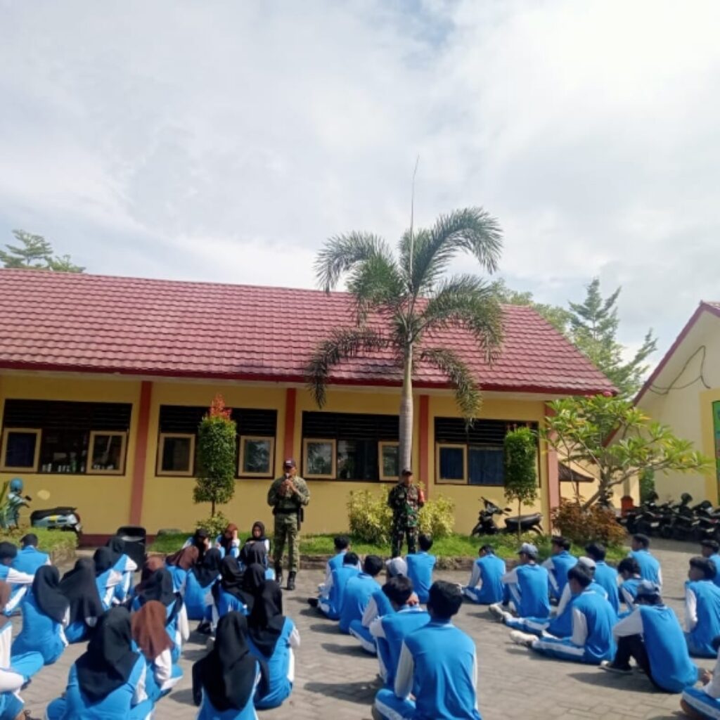 Bekali Mental Siswa PKL, Koramil Gunungsari Hadir di Sekolah