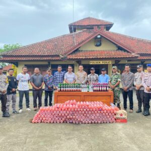 [17:33, 11/29/2025] bang dayat humaz: Kegiatan bakti sosial Polda NTB yang dirangkaikan dengan pendampingan pembagian Sisa Hasil Usaha (SHU) Koperasi Salonong Bukit Lestari berlangsung sukses pada hari Senin (17/11) di halaman Kantor Bupati Sumbawa. Acara ini dihadiri oleh 3.403 anggota koperasi yang berasal dari 29 desa di 5 kecamatan wilayah pertambangan.   Hadir dalam kegiatan tersebut Kapolda NTB Irjen Pol Hadi Gunawan, S.H., S.I.K., Gubernur NTB H. Lalu Muhammad labal, serta perwakilan Kementerian ESDM yang diwakili oleh Komjen Pol Yudhiawan, S.I.K., S.H., M.H., M.Si. Acara juga dikuti secara daring oleh BP Taskin Budiman Sujatmiko, dan turut dihadiri oleh para pimpinan daerah, para Kapolda dari beberapa provinsi, serta para stakeholder dari berbagai wilayah.   Melalui kegiatan bakti sosial… [17:51, 11/29/2025] bang dayat part 2: Up policetube [17:59, 11/29/2025] bang fikru 2: Amplifikasi Polres Dompu:  Instagram:   Facebook: https://www.facebook.com/share/v/17XH9Hr4gA/?mibextid=wwXIfr  Tiktok: https://vt.tiktok.com/ZSfCqbuDK/  Youtube: https://youtu.be/y23waA22oRU?si=JuB1e88P0eem7va1 [18:00, 11/29/2025] bang dayat part 2: Ig? [18:00, 11/29/2025] bang fikru 2: Masih otw bang [18:02, 11/29/2025] bang dayat part 2: https://youtu.be/y23waA22oRU?si=JuB1e88P0eem7va1 [18:02, 11/29/2025] bang dayat part 2: Tambah ini [18:15, 11/29/2025] ecclesia: https://policetu.be/watch/NJ9OfBsOJo3773TNFXHp [18:15, 11/29/2025] ecclesia: itu Police Tube nya [18:27, 11/29/2025] bang fikru 48: https://www.instagram.com/reel/DRovGkakUmx/?igsh=ZWpkcXM0OGd1aGp0 [18:28, 11/29/2025] bang fikru 2: Amplifikasi Polres Dompu:  Instagram: https://www.instagram.com/reel/DRovGkakUmx/?igsh=ZWpkcXM0OGd1aGp0   Facebook: https://www.facebook.com/share/v/17XH9Hr4gA/?mibextid=wwXIfr  Tiktok: https://vt.tiktok.com/ZSfCqbuDK/  Youtube: https://youtu.be/y23waA22oRU?si=JuB1e88P0eem7va1  Policetube: https://policetu.be/watch/NJ9OfBsOJo3773TNFXHp [18:28, 11/29/2025] bang fikru 2: Ini bang paket komplit @bang dayat part 2 @bang dayat humaz [19:23, 11/29/2025] bang defan humas: BHABINKAMTIBMAS DESA HU’U LAKUKAN PEMANTAUAN LAHAN JAGUNG, DUKUNG PROGRAM KETAHANAN PANGAN NASIONAL  Dompu – Bhabinkamtibmas Desa Hu’u Polsek Hu’u AIPDA M. Husnin melaksanakan kegiatan pemantauan warga binaan di lahan pertanian jagung bertempat di Dusun Cangga, Desa Hu’u, pada Sabtu, 29 November 2025 sekitar pukul 09.20 Wita.  Pada giat tersebut, AIPDA M. Husnin menyambangi para petani yang tengah melakukan aktivitas penanaman jagung di lahan milik Bapak Salahudin dengan luas sekitar 3 hektar, yang saat ini ditanami benih jagung ADV JAGO sesuai pola tanam Kuartal I Tahun 2025.  Selain melakukan pemantauan, Bhabinkamtibmas juga memberikan motivasi dan semangat kepada para petani agar terus meningkatkan produktivitas sebagai bagian dari mendukung Program Ketah… [19:33, 11/29/2025] bang defan humas: PERANG TERBUKA TERHADAP MIRAS! POLSEK PEKAT MUSNAHKAN BARANG BUKTI DALAM JUMLAH BESAR