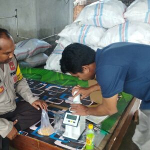 Polsek Gerung Dampingi Bulog Cek Kualitas Jagung Petani di Lombok Barat
