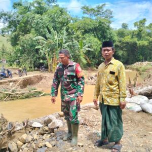 Babinsa Respons Cepat Pantau Jembatan Rusak Pasca Hujan Deras