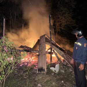 Dipicu Ketersinggungan, Seorang Pria di Labuhan Badas Aniaya Korban dan Bakar Rumah Panggung