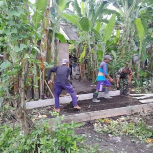 Sinergi Babinsa dan Desa Lembar Perbaiki Gang Kebon Bongor
