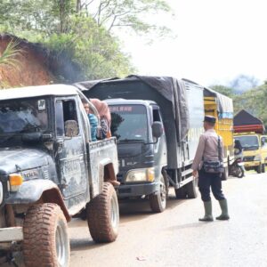 Kapolres Aceh Tengah Kawal dan Serahkan Langsung Bantuan dari Pemda dan Kapolri ke Wilayah Terisolir di Kecamatan Linge