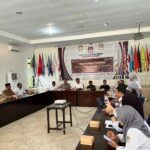 KPU DOMPU GELAR RAPAT PLENO TERBUKA PEMUTAKHIRAN DATA PEMILIH BERKELANJUTAN TRIWULAN IV TAHUN 2025