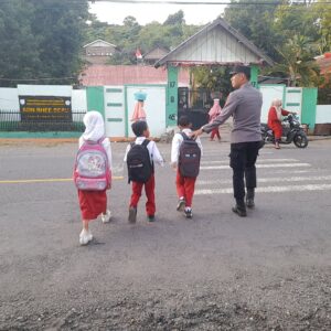 Jamin Keselamatan Anak Sekolah, Polsek Rhee Gelar Rawan Pagi di Jalur Lintas Sumbawa-Tano