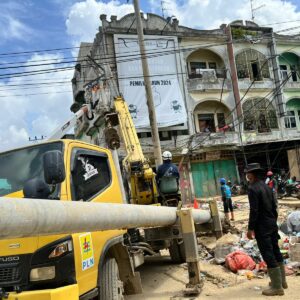 Personel Brimob Kawal Penormalan Listrik di Aceh Tamiang