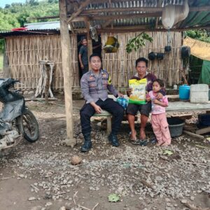 BHABINKAMTIBMAS NANGA TUMPU SALURKAN SARANA KONTAK UNTUK WARGA KURANG MAMPU, PERERAT HUBUNGAN DAN JAGA KAMTIBMAS