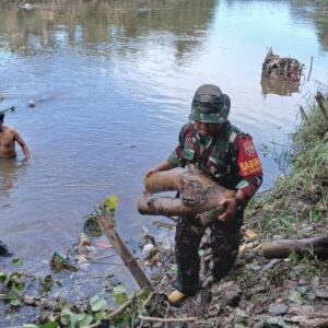 Kolaborasi Babinsa dan Warga Wujudkan Lingkungan Ampenan Bersih