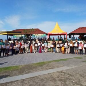 Kodim 1606/Mataram Serahkan Bantuan Sosial untuk 200 Pekerja Kebersihan dan Tukang Parkir