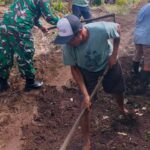 Babinsa dan Warga Genggelang Bangun Akses Demi Ekonomi Desa