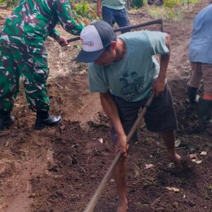 Babinsa dan Warga Genggelang Bangun Akses Demi Ekonomi Desa