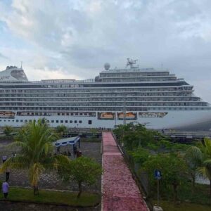 Seven Seas Explorer Sandar di Lombok, 653 Turis Siap Jelajahi NTB
