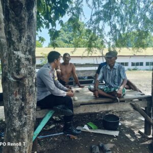 Bhabinkamtibmas Polsek Hu’u Sambangi Warga Nelayan Berprestasi, Perkuat Sinergi Ciptakan Kamtibmas Kondusif