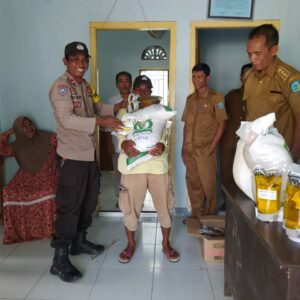 Bhabinkamtibmas Polsek Pajo Amankan Penyaluran Bantuan PKH di Desa Ranggo, Warga Terima Beras dan Minyak Goreng