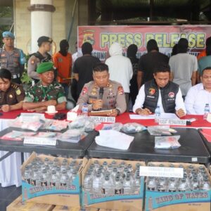 Menjelang Nataru Polres Bima ungkap hasil operasi Antik dan pemusnahan BB Shabu dan Miras.