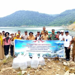 Bhabinkamtibmas Desa Bakat Monteh Dampingi Pelepasan 100 Ribu Bibit Ikan di Bendungan Bintang Bano