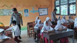 Pendistribusian Ribuan Paket MBG Bagi Pelajar di Kecamatan Woha Mendapatkan Pengawalan dan Pengawasan dari Polsek Woha