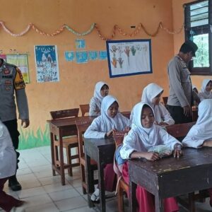 Pendistribusian Ribuan Paket MBG Bagi Pelajar di Kecamatan Woha Mendapatkan Pengawalan dan Pengawasan dari Polsek Woha
