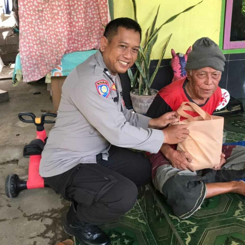 Sat Binmas Polres Lobar Bagikan Paket Nutrisi di Lembar